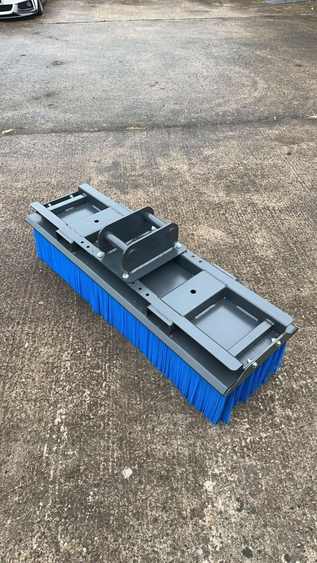 MT Plant yard brush attachment with blue bristles